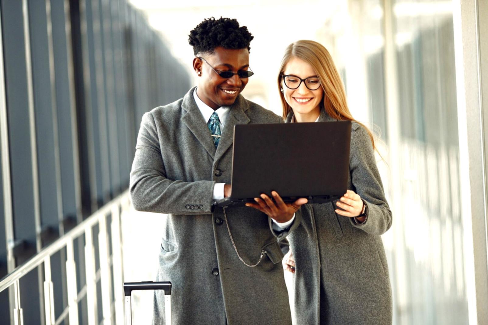 Teamarbeit bei der Budget-Analyse und Prozessoptimierung